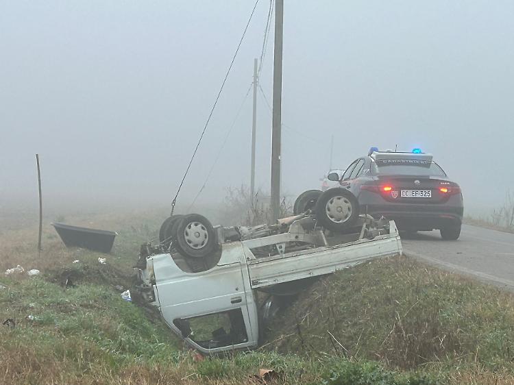 Apecar fuori strada ribaltata in un canale: ferito 76enne
