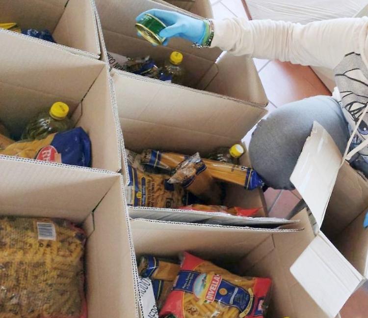 Pacchi alimentari e un tetto: mille famiglie in ginocchio 