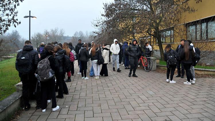 Scuola al freddo, centinaia di studenti del Pacioli protestano 