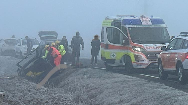 Fuori strada sulla provinciale, nebbia e ghiaccio fra le cause