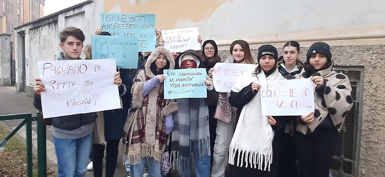 Nella aule si battono i denti: protesta con coperte e striscioni