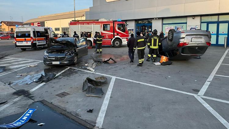 Perde il controllo dell'auto, si ribalta e urta un'altra macchina