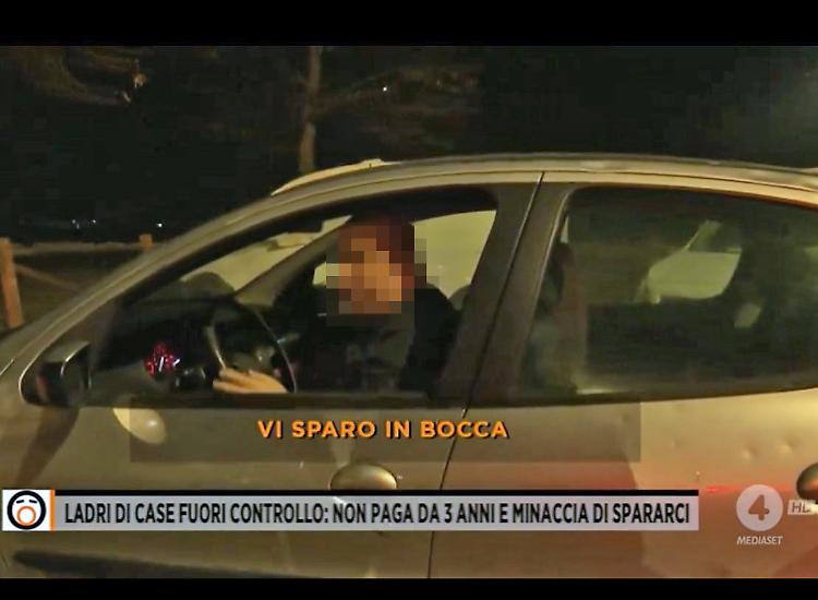 'Ladri di case': inquilino moroso minaccia e aggredisce la troupe televisiva