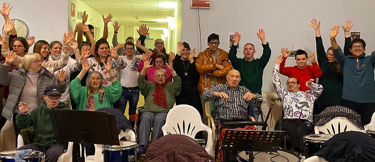 Le persone con disabilità suonano con i nonni