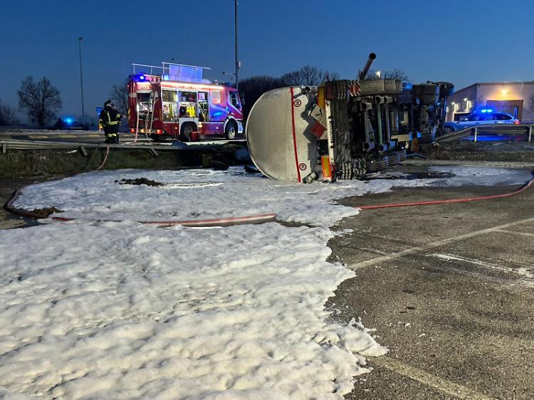 Perde il controllo del mezzo pesante carico di benzina: muore il conducente