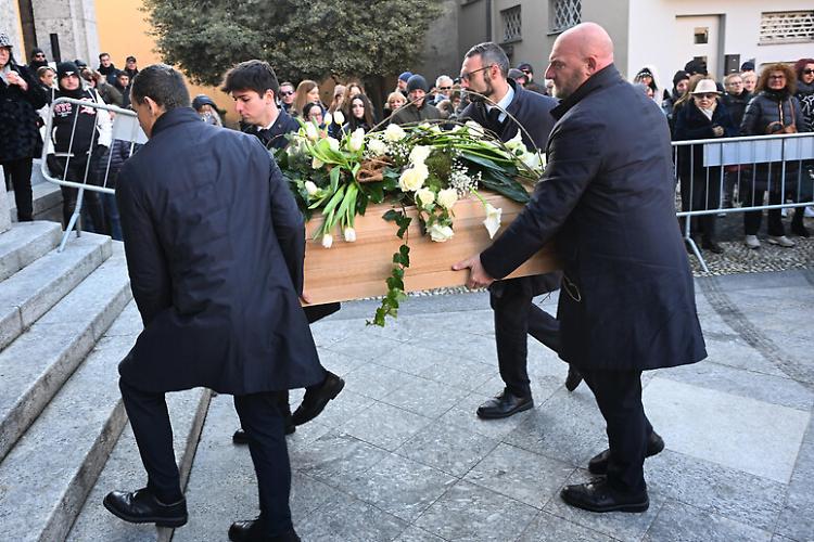 Ristoratrice morta, in mille in chiesa ai funerali di Giovanna Pedretti 