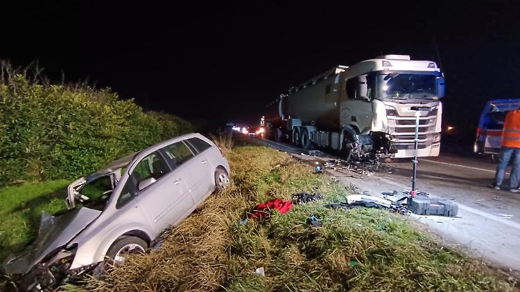 Schianto frontale tra un'auto e un mezzo pesante: 