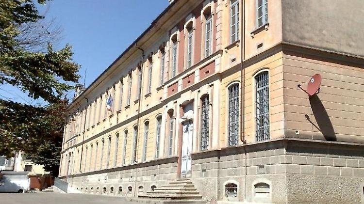 Docenti dell'istituto comprensivo denunciano un «clima invivibile», il preside: «Situazione fantasiosa»