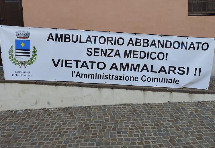 Senza medico, striscione di protesta del Comune