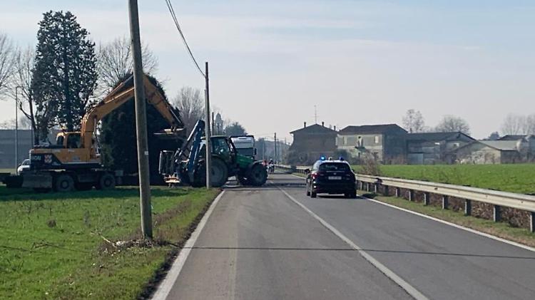 Trattore perde gasolio in strada, strada chiusa e code