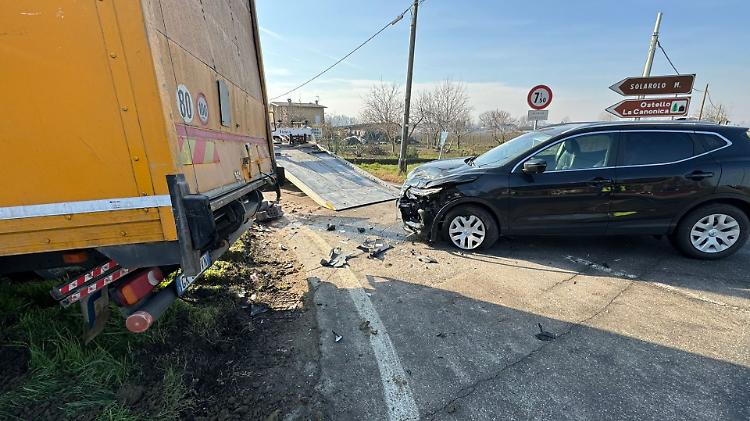 Incidente tra un'auto e un camion sulla provinciale 85