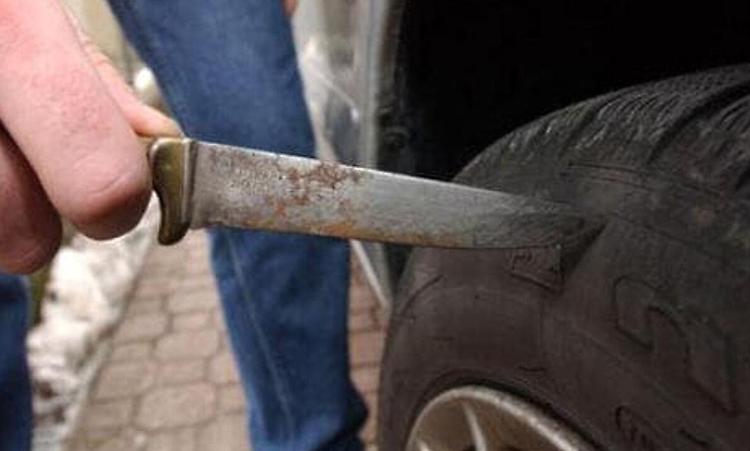 Gomme tagliate alle auto, ancora vandalismi in zona Castello