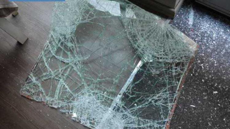 Spaccava le vetrine con dei tombini, ladro cremonese arrestato a Lodi