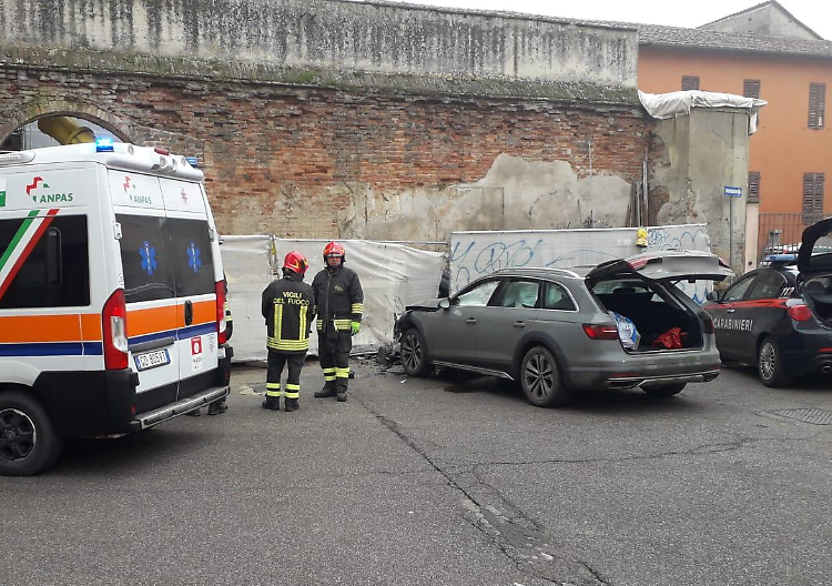 Si schianta con l'auto contro il cantiere del torrione: 52enne ferito
