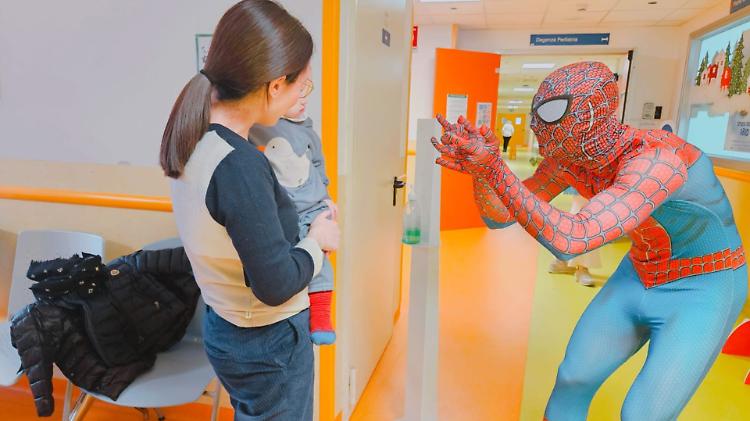 In pediatria arriva Spider man, lanciando ragnatele e regalando sorrisi
