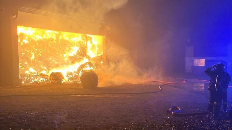 Fienile in fiamme in un'azienda agricola
