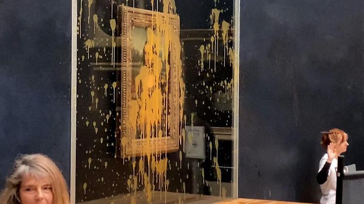 Attivisti versano zuppa sul vetro della Gioconda al Louvre