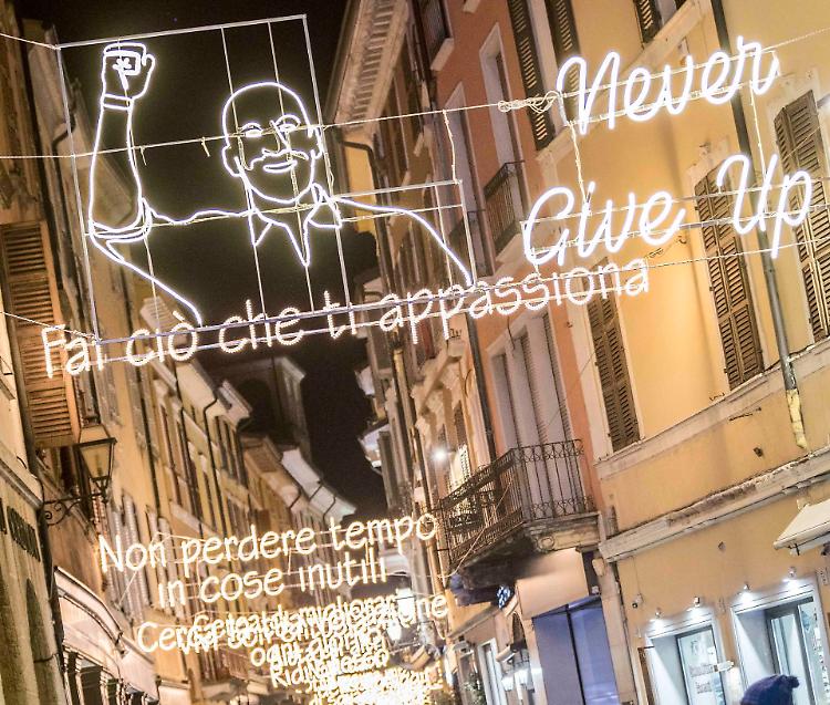 In centro di nuovo accese le luminarie per Vialli