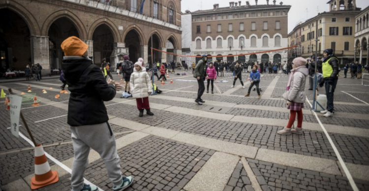 Giochi di bambini in piazza, l’antidoto a tutti i conflitti 