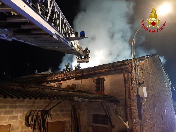 Incendio in un'abitazione, tre squadre dei vigili del fuoco al lavoro