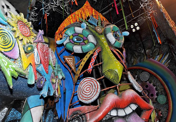 «Noi, artisti della cartapesta nell’officina di Re Carnevale»