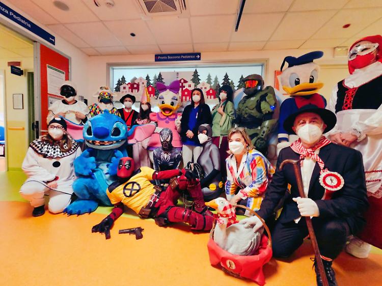 Carnevale in Pediatria con il Gagèt scortato da Paperino e  supereroi