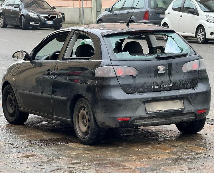 Insulti e spintoni, poi le mazzate all’auto