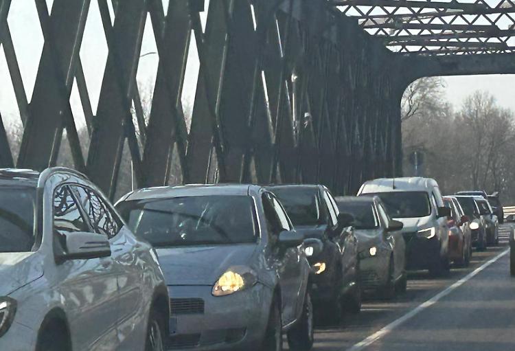 Traffico in tilt sul ponte: lunghe colonne in direzione Cremona
