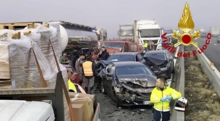 Raffica di incidenti in A21 per la nebbia, una trentina di veicoli coinvolti e diversi feriti