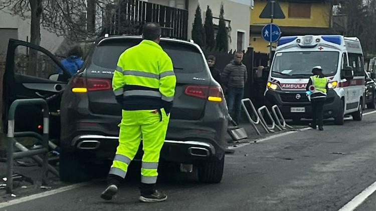 Suv esce di strada e finisce nella ciclabile, tragedia sfiorata