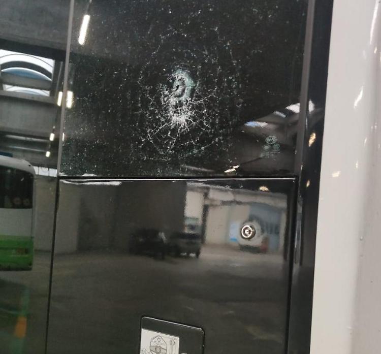 Sasso contro un bus della linea L: non c'è pace per autisti e passeggeri