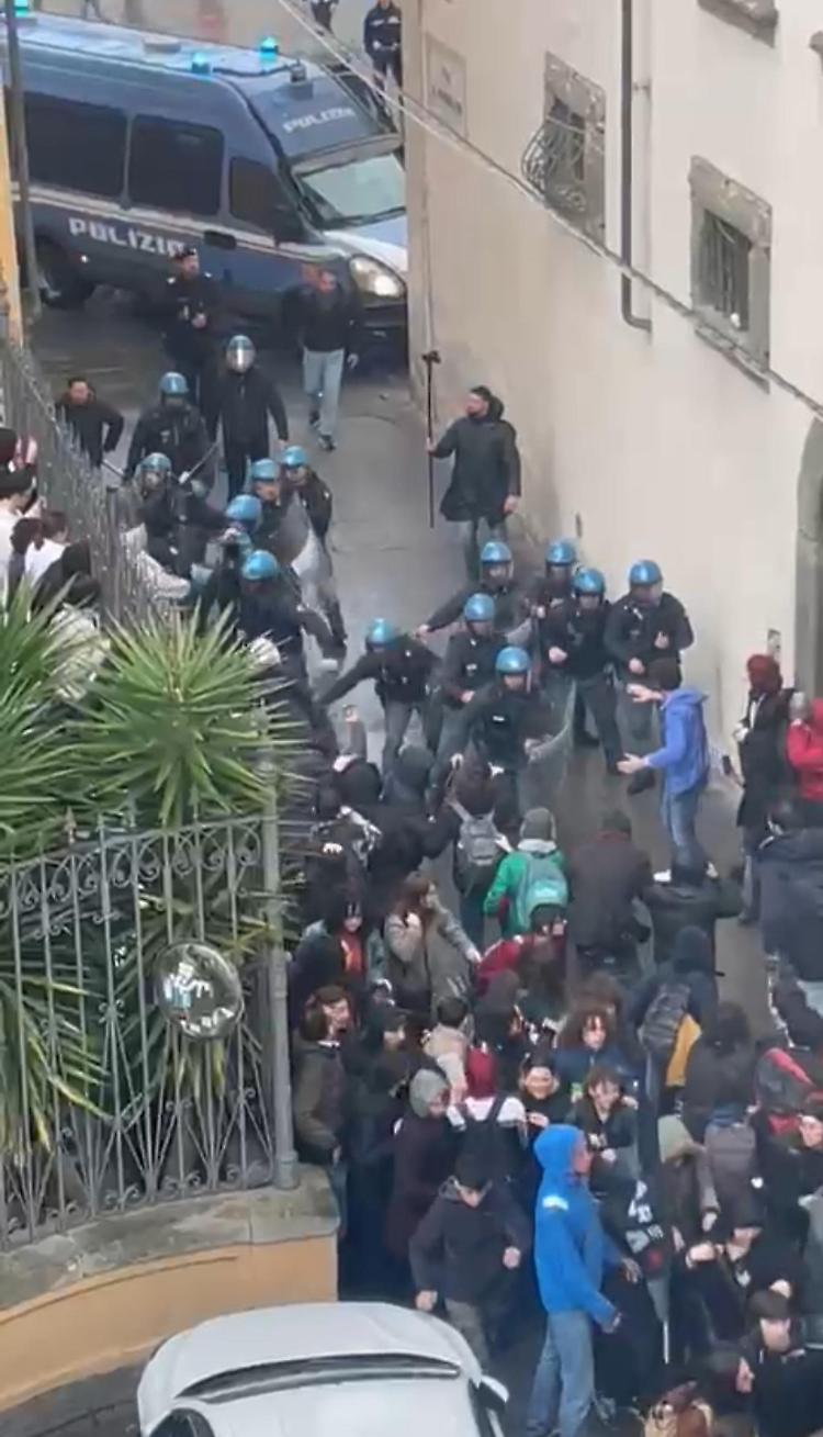 Tensione a Pisa e Firenze: cariche della Polizia durante le manifestazioni Pro Palestina