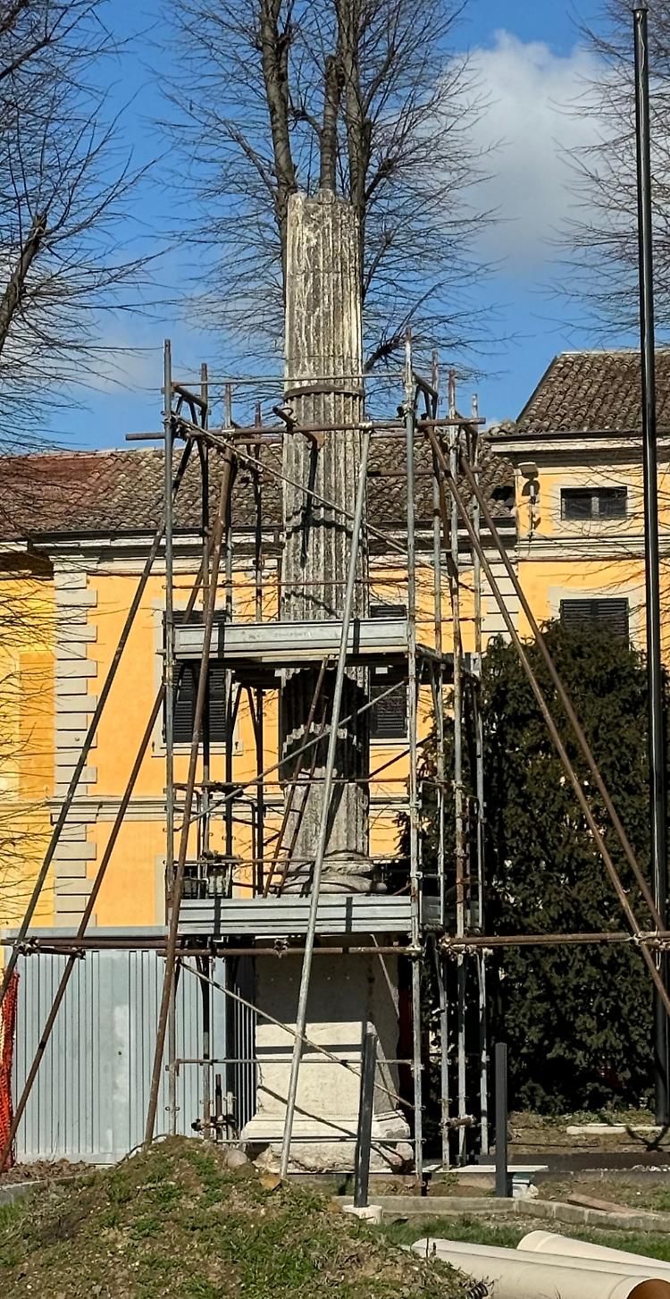 Vecchie colonne per i giardini