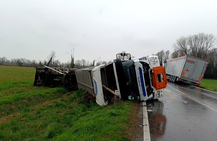 Due camion ribaltati sulla provinciale