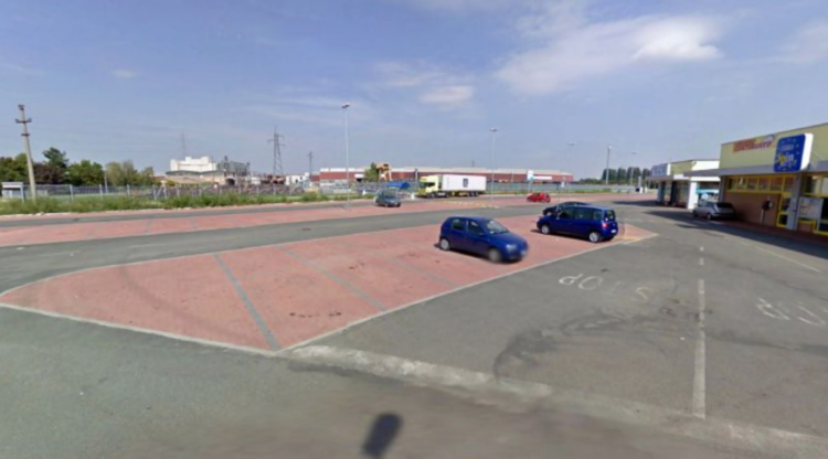 Furto nel parcheggio, distratta dai ladri e derubata della borsa