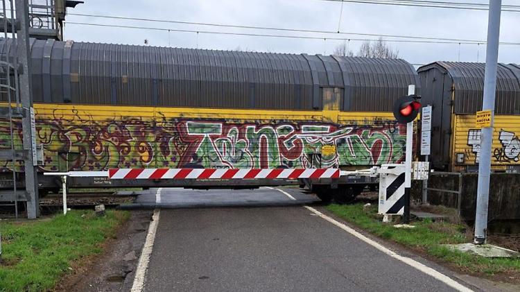 Sbarre del passaggio a livello giù per un'ora, mattinata di disagi