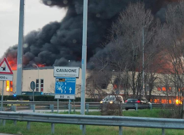 Nube densa, il sindaco alla popolazione: "Restate in casa"