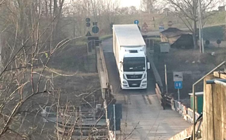 Tir indisciplinati sul ponte di barche: «Colpa del navigatore»