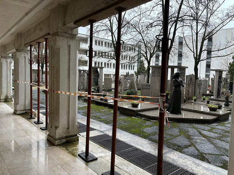 La pioggia 'chiude' alcune zone del cimitero