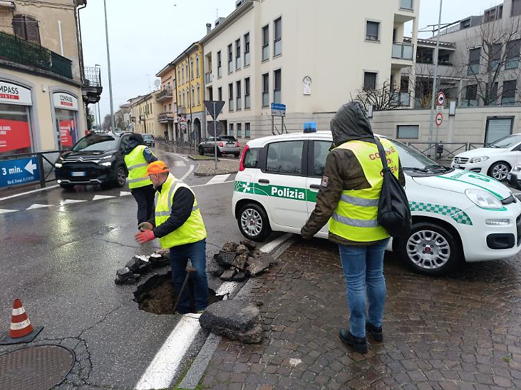 Voragine alla rotonda, cede l'asfalto