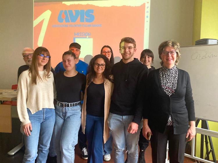 Gli studenti di Infermieristica nelle scuole superiori con l'Avis