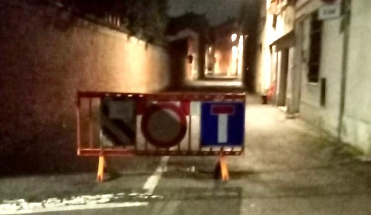 Bravate giovanili: transenna ostruisce la strada a Gera e schiamazzi a Roggione