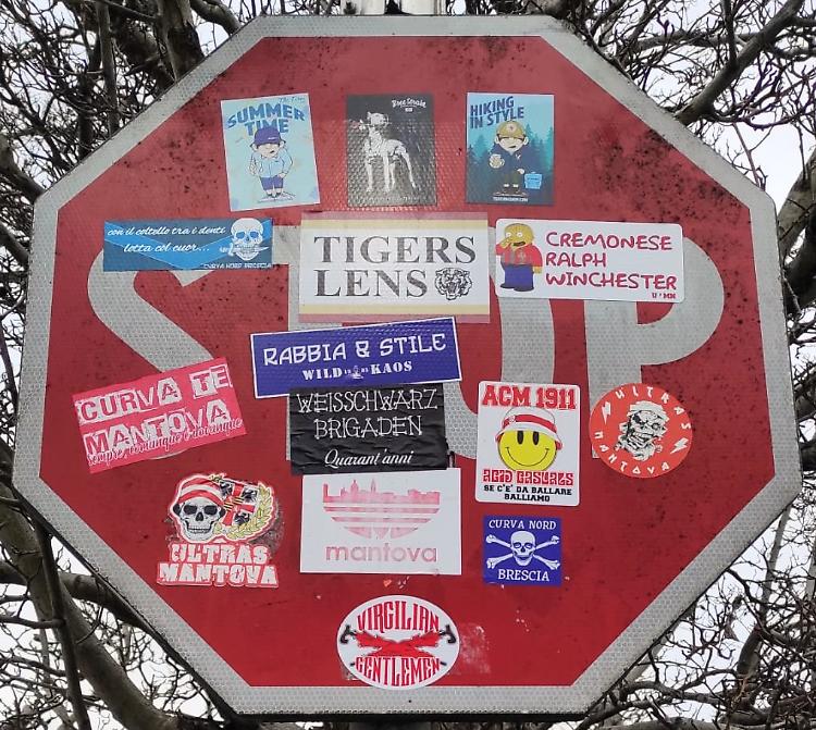 'Stop dei tifosi', cartello stradale ricoperto di adesivi