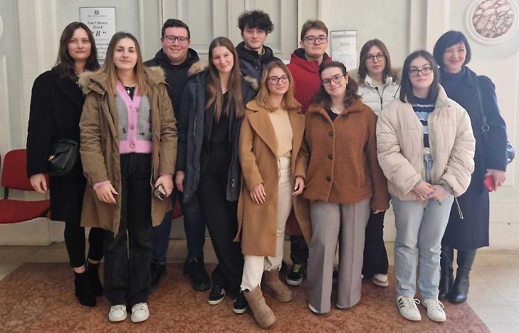 Violenza e maltrattamenti, gli studenti in aula rivivono l'incubo della vittima