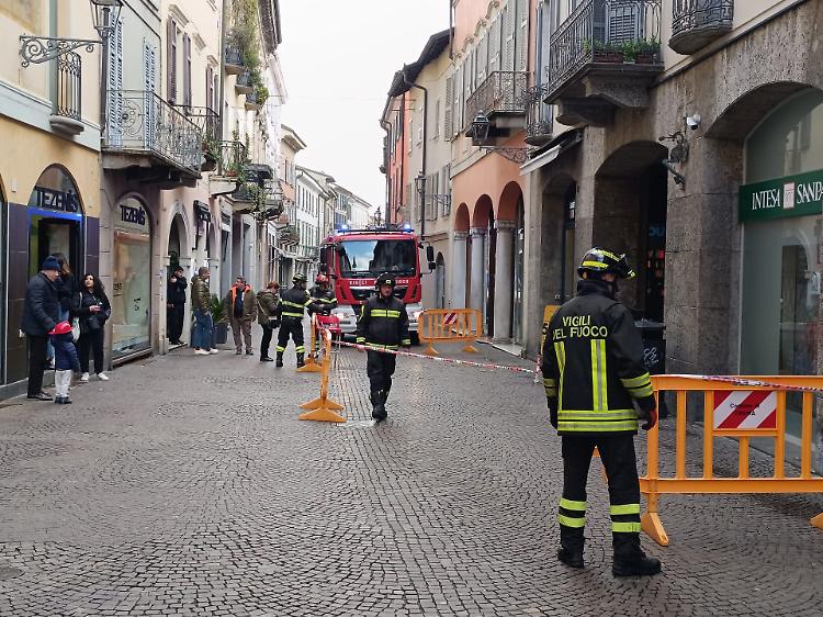 Caduta di calcinacci nella centrale via Mazzini