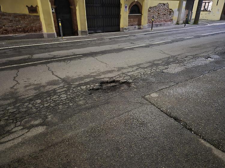 Buche e rabbia: «Le strade bombardate»