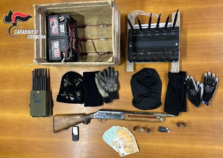 Nel Cremasco con un fucile a canne mozze carico, tre arrestati e un ricercato