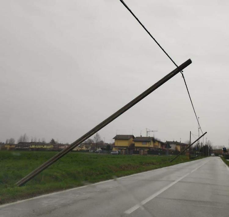 Vento forte e danni in paese
