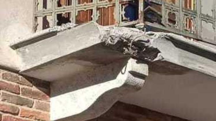 Balcone danneggiato dai camion: «Stop ai mezzi pesanti»