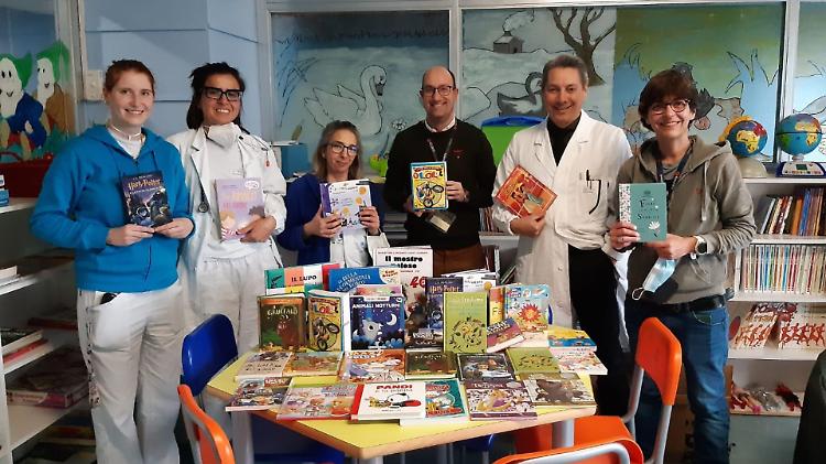 Pediatria, tanti libri in dono ai bambini ricoverati